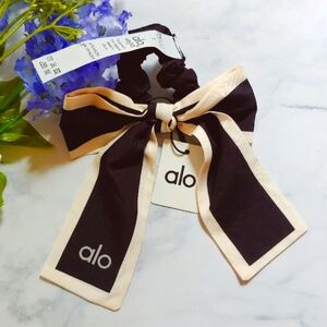 Alo Yoga Bow Hair Tie Scrunchie Love Knot Black and White OS